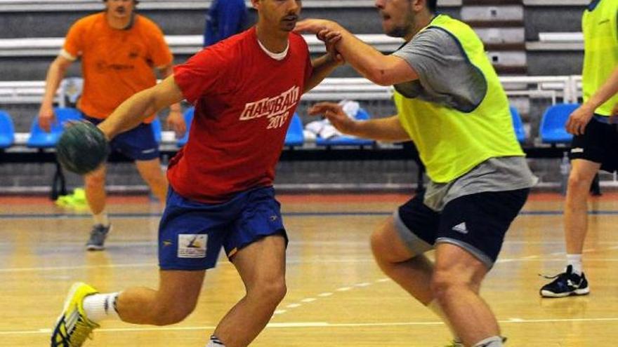 David Chapela defiende el balón durante un partido de entrenamiento del Teucro en el Pabellón. // R. V.