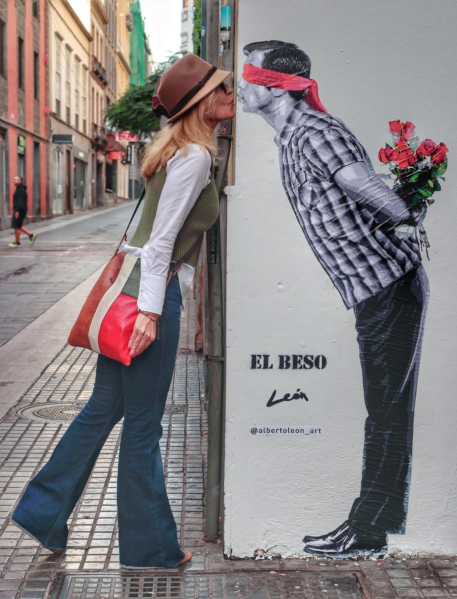 Alberto León pinta 'su beso' en la calle del Castillo