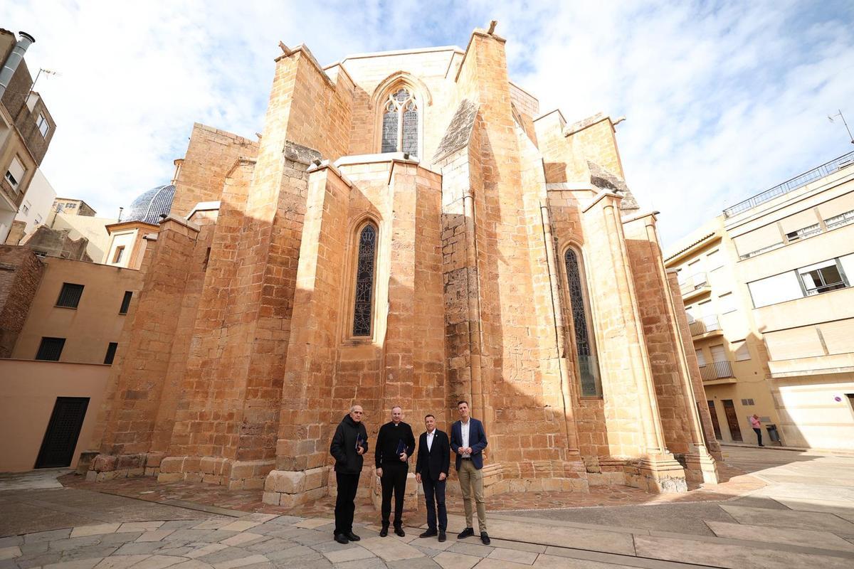 Foto de familia tras la firma del convenio ante la imponente fachada de la iglesia de El Salvador.