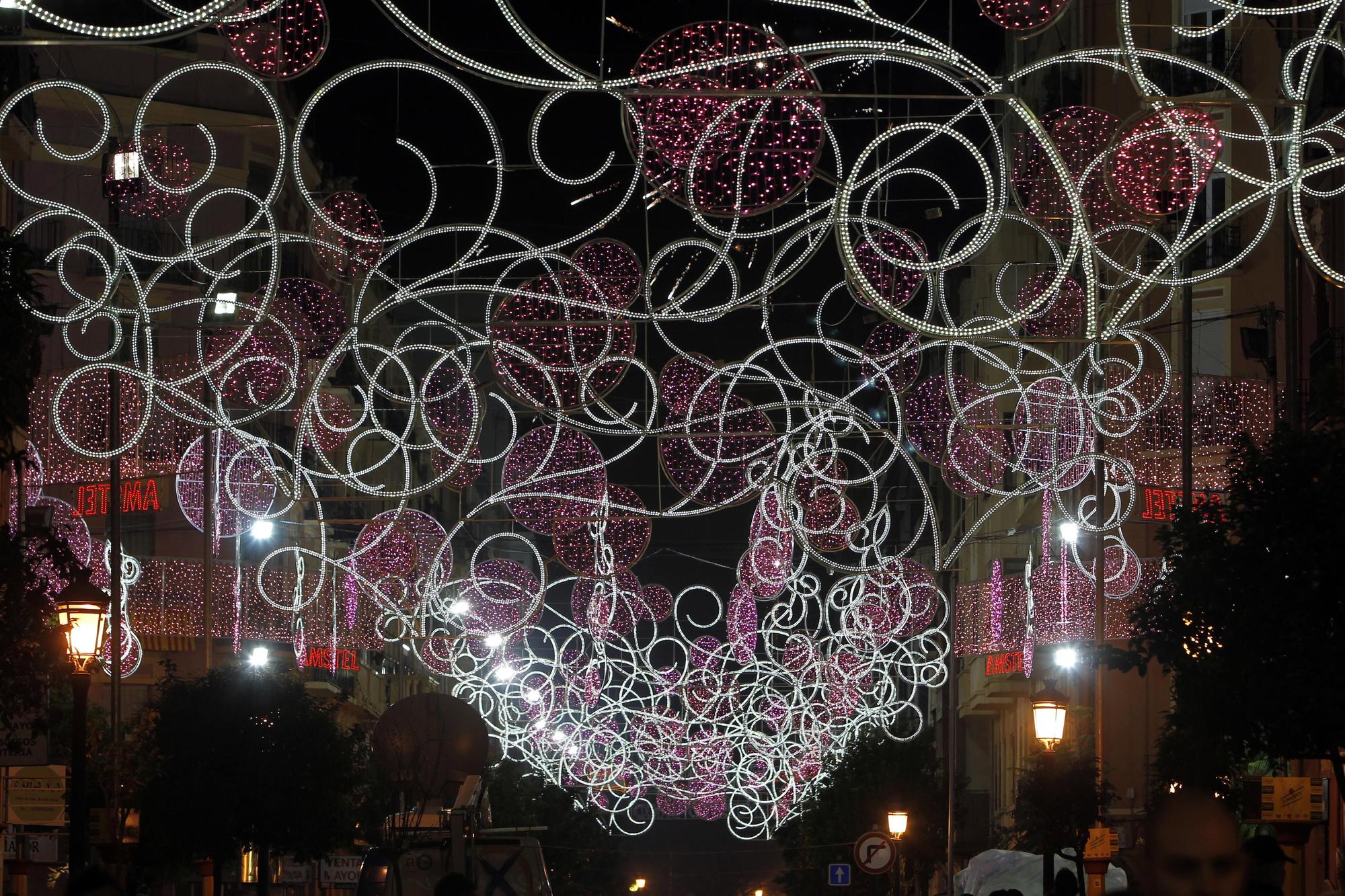 Galería nostálgica de las calles iluminadas en Fallas (2010-2020)