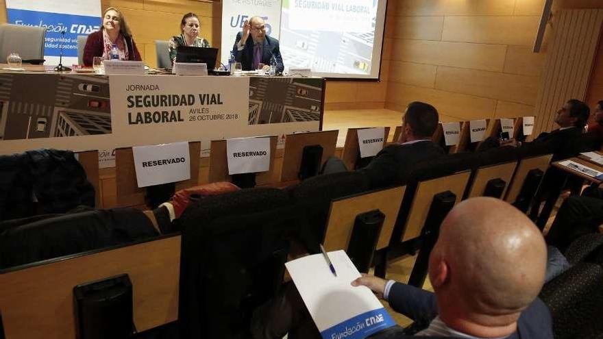 En la mesa, la jefa provincial de Tráfico, Raquel Casado; la directora del Instituto Asturiano de Prevención de Riesgos Laborales, Myriam Hernández, y el director de la Fundación CNAE, Javier Llamazares.