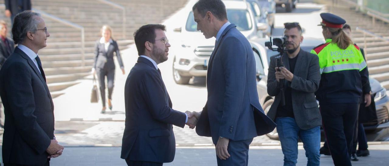 Pere Aragonès i Pedro Sánchez se saluden ahir a Barcelona. | EUROPA PRESS