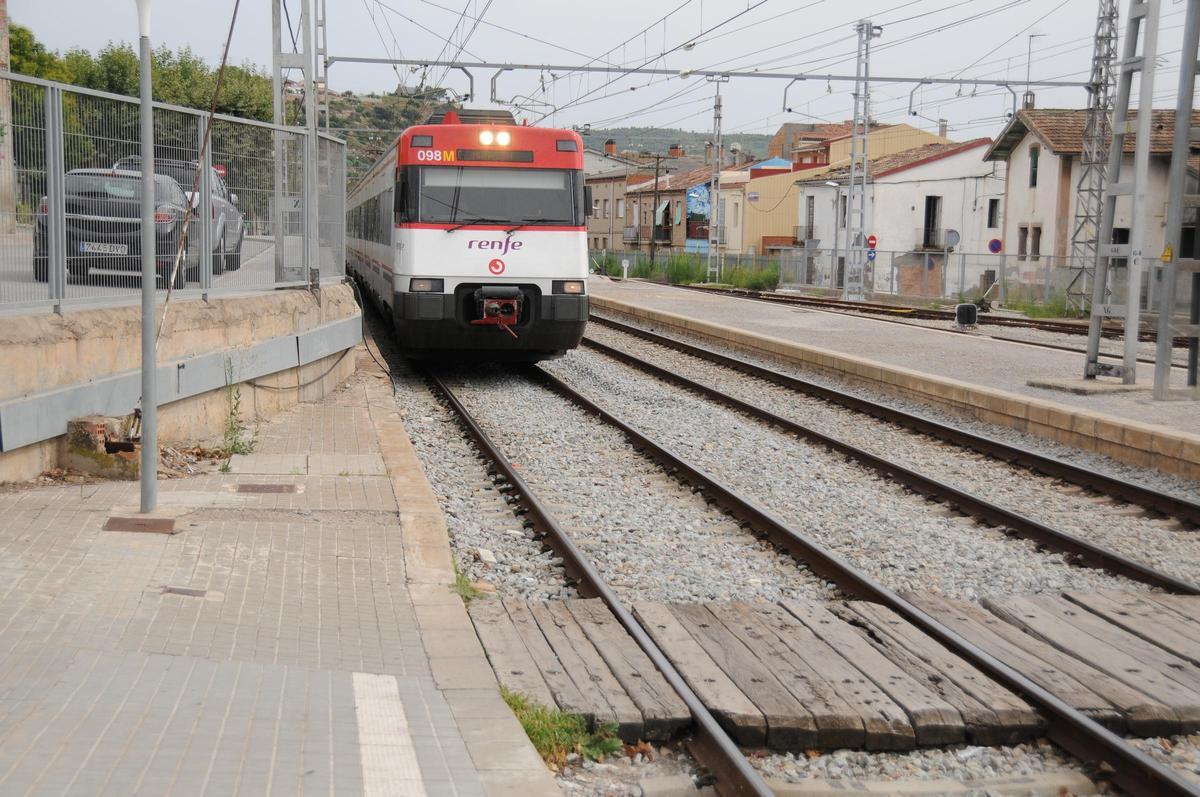 Tren de la Renfe circulant pel mig de la tram urbana de Sant Vicenç de Castellet