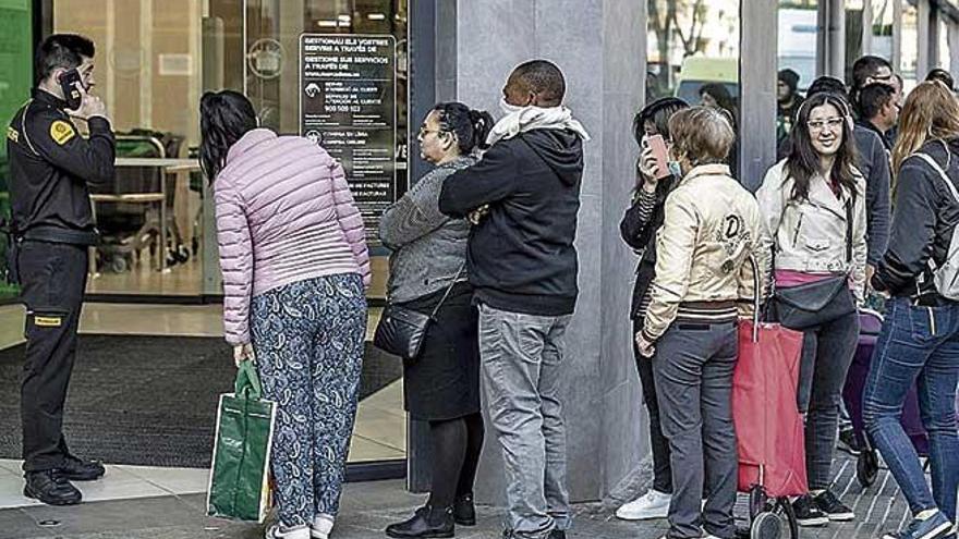 Sigue habiendo colas en los supermercados, pero no como en los primeros días.