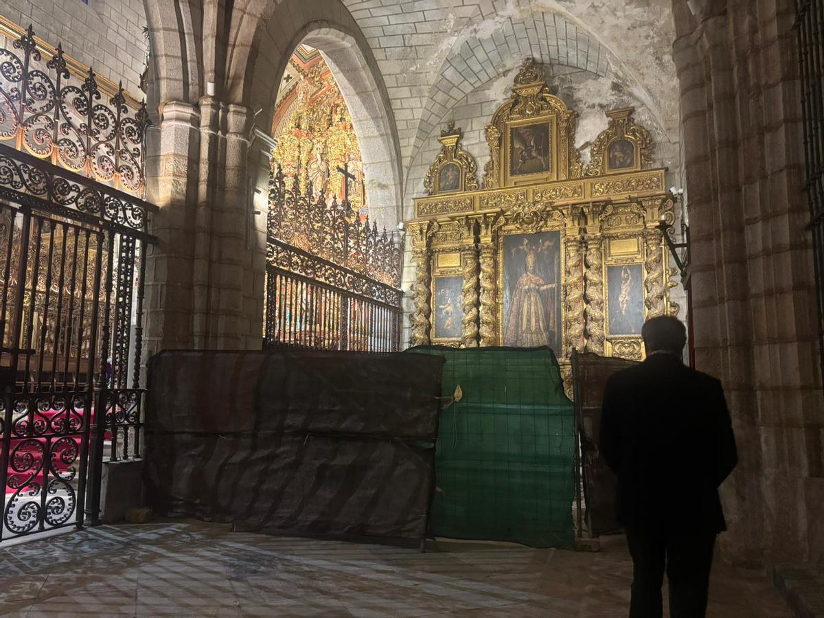 Una valla oculta los trabajos arqueológicos en la capilla de San Blas en la catedral de Badajoz.