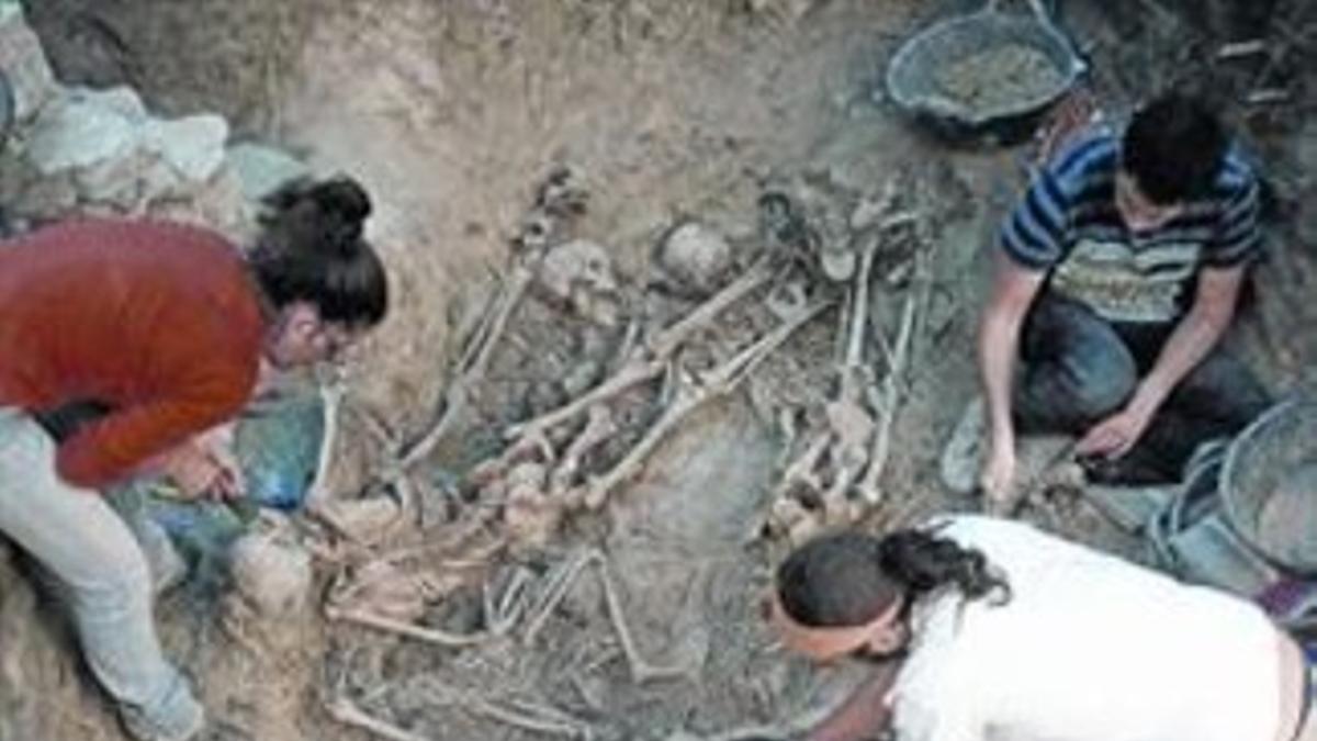 Trabajos 8 Investigadores de la UAB examinan unos cadáveres en una fosa común en Gurb (Osona).