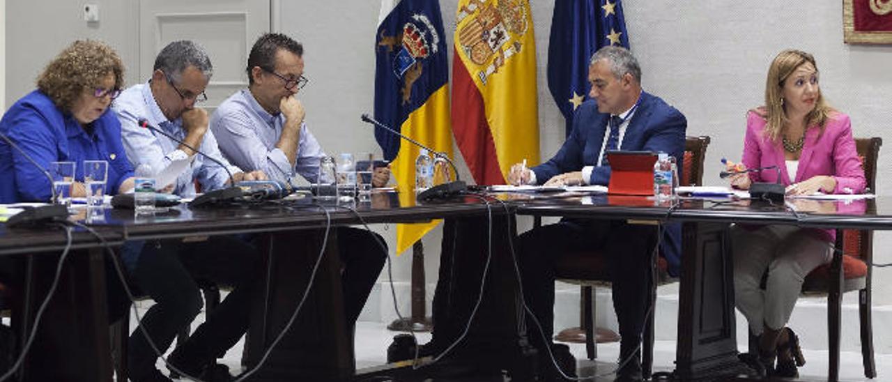 Rosa Dávila (d.), consejera de Hacienda del Gobierno de Canarias, ayer en un instante de la comisión celebrada en el Parlamento autonómico.