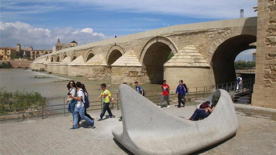 ...y la escultura del pez por fin se dio la vuelta para mirar al rio