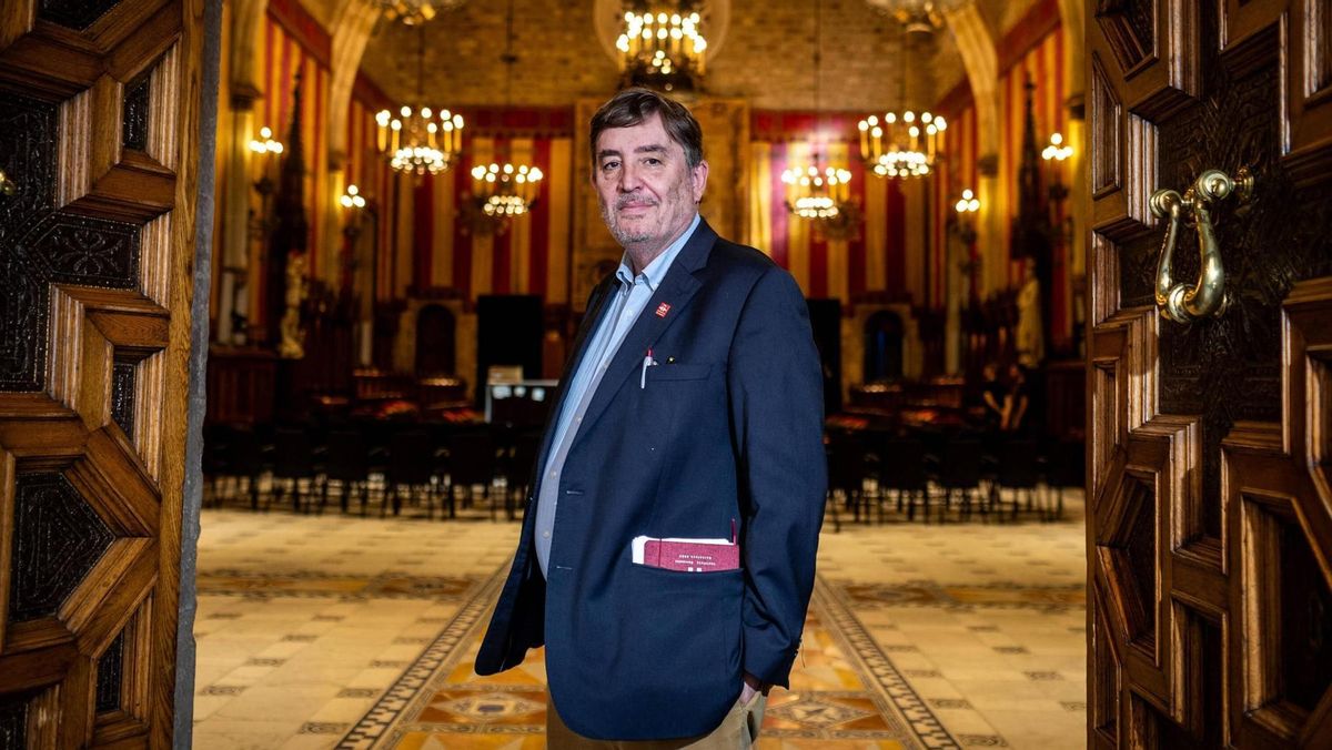 Luis García Montero frente al Saló de Cent. Muchas reuniones del Instituto Cervantes se han desarrollan en el Ayuntamiento de Barcelona.