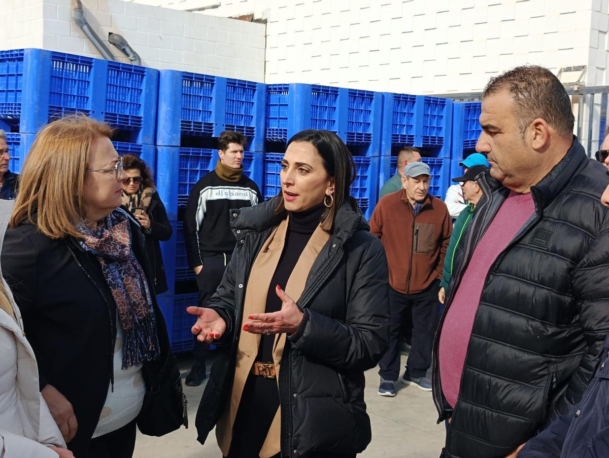 La consejera de Pesca, Sara Rubira, junto a Manuel Sánchez, patrón mayor de la Cofradía de Pescadores.