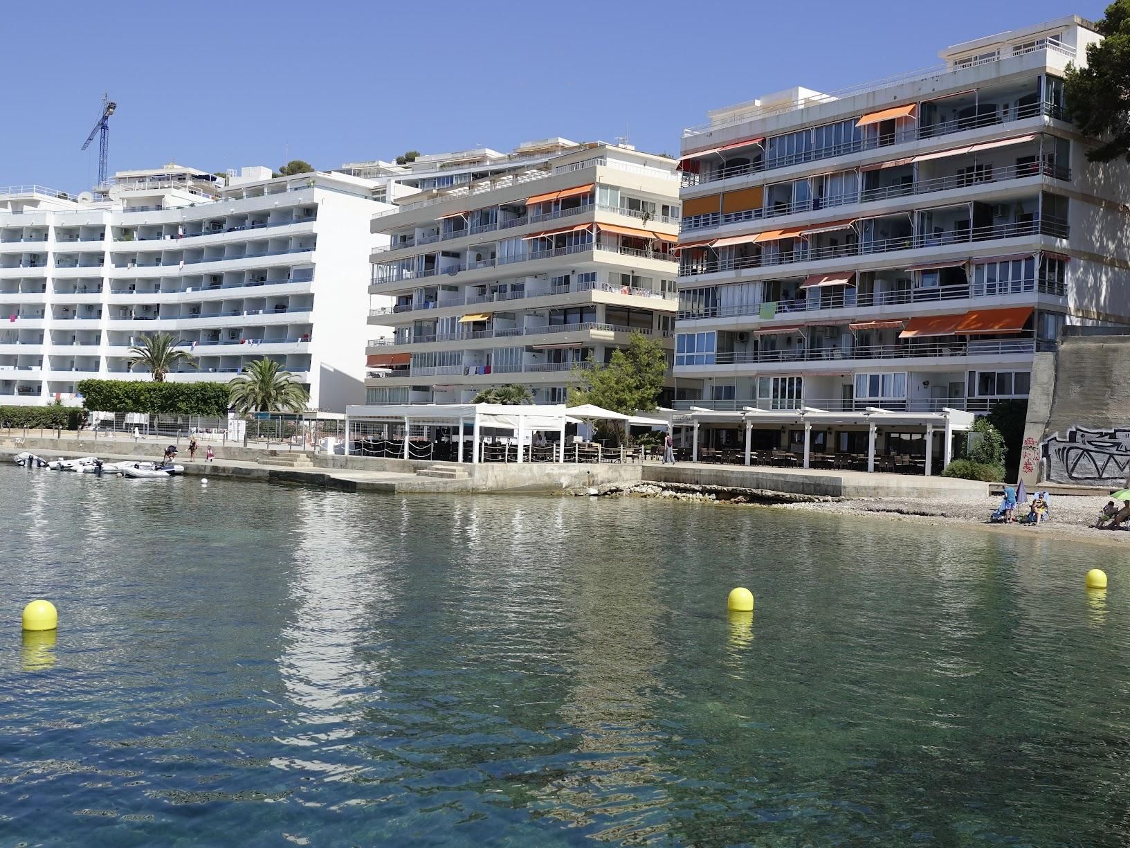 Un joven sufre una lesión medular al tirarse al mar en una zona poco profunda en Santa Ponça