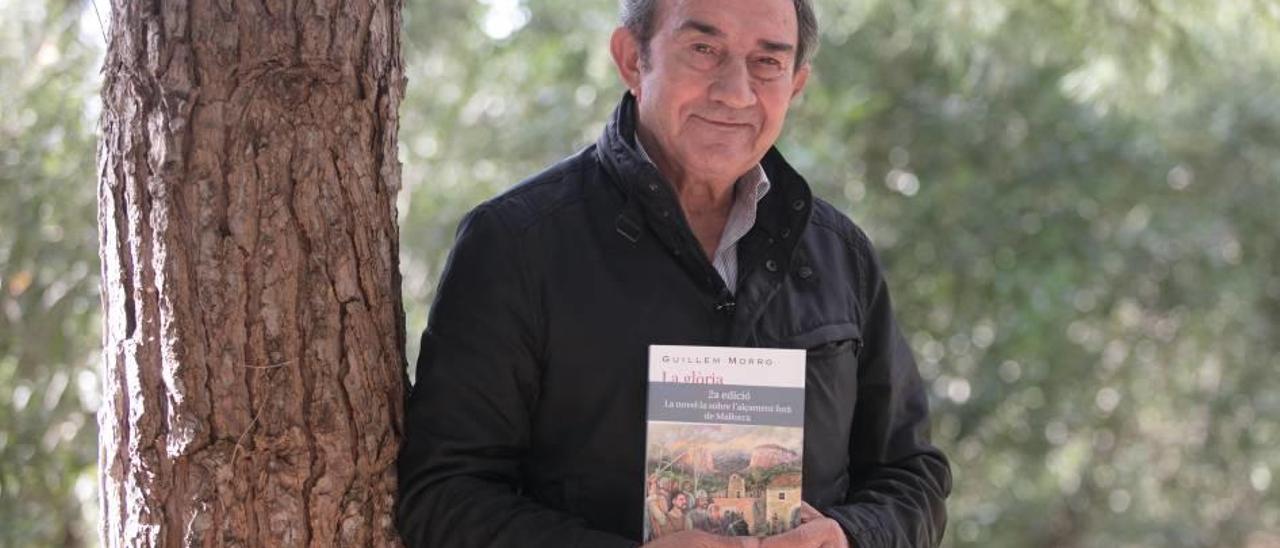 Guillem Morro posa junto a un ejemplar de su libro.