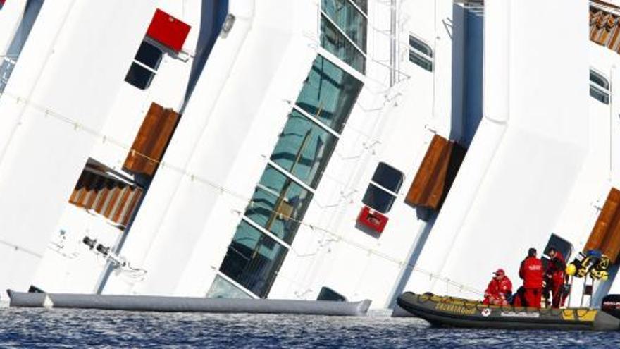 Equipos de rescate del Concordia.