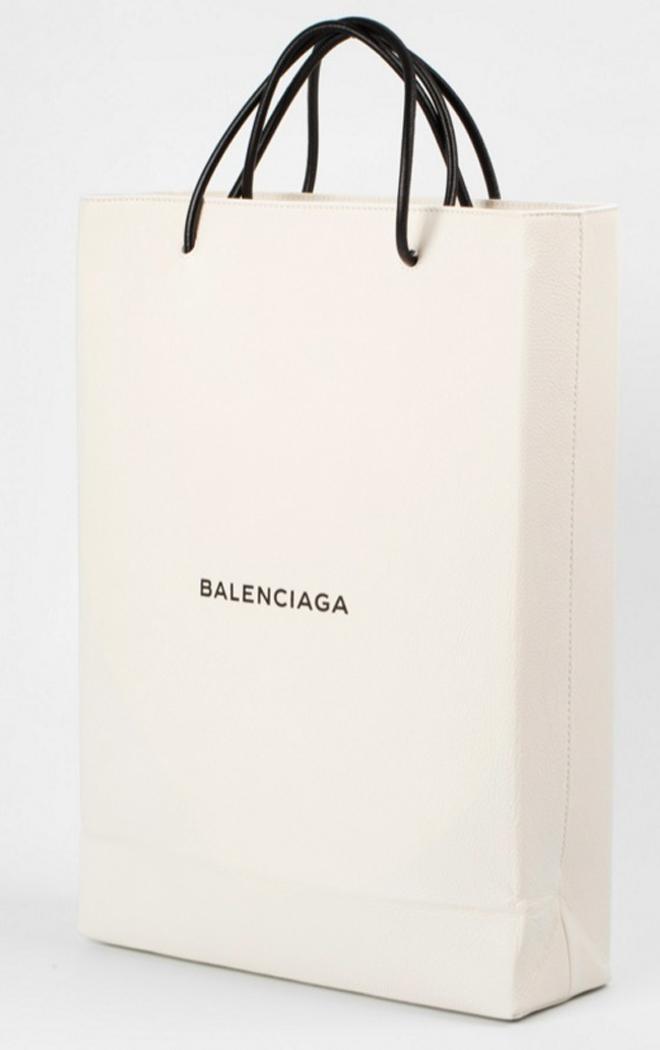 La polémica bolsa de Balenciaga a la venta por 995 euros
