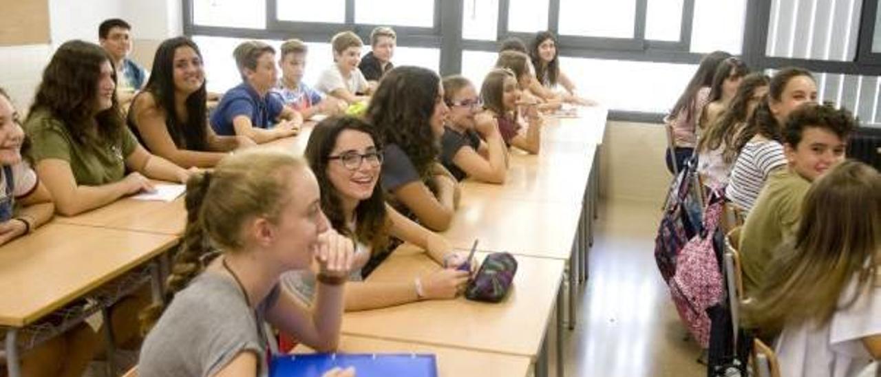 Estudiantes de secundaria del IES Doctor Simarro de Xàtiva, ayer en el primer día de clase.