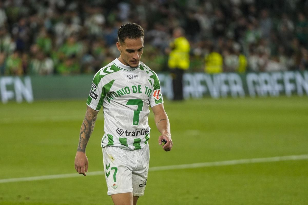 Antony da la vuelta al Benito Villamarín tras el partido entre el Betis y el Valencia de la jornada 38 de LaLiga EA Sports.