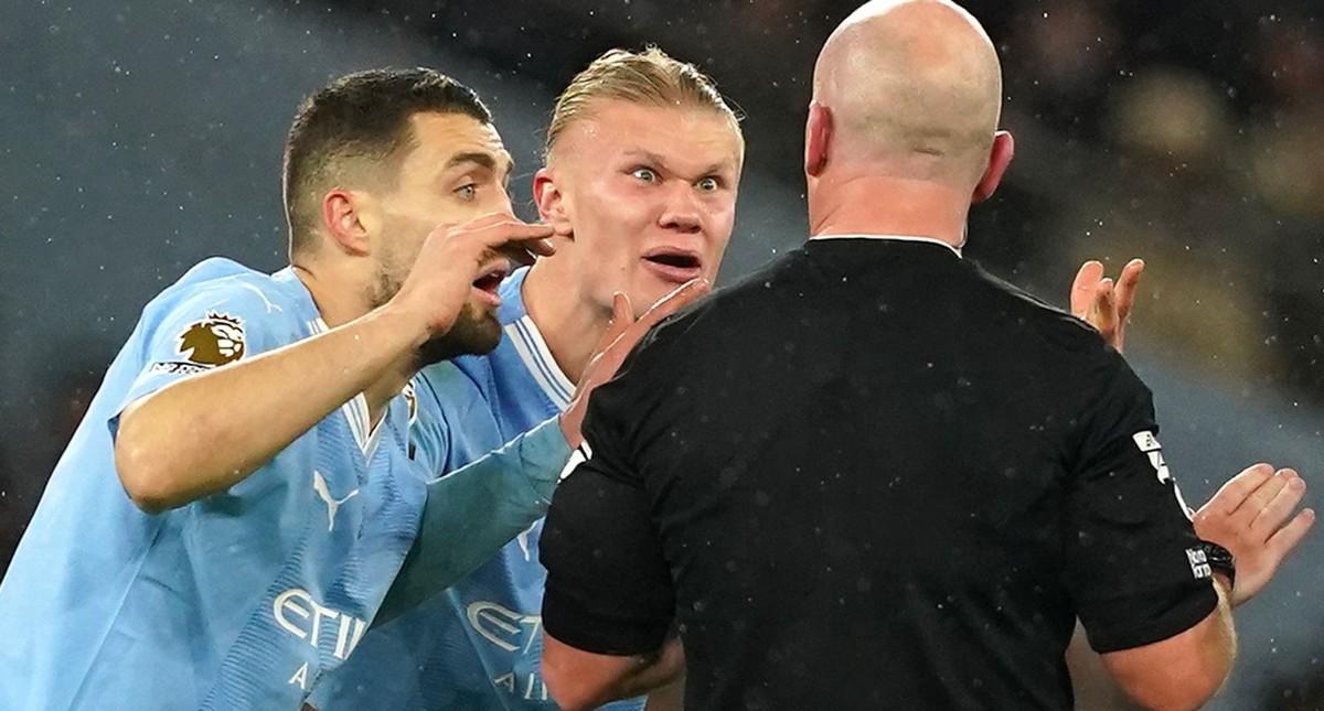 Simon Hooper concedió una ley de la ventaja que luego detuvo cuando Grealish se iba solo hacia portería en la última acción del City-Tottenham