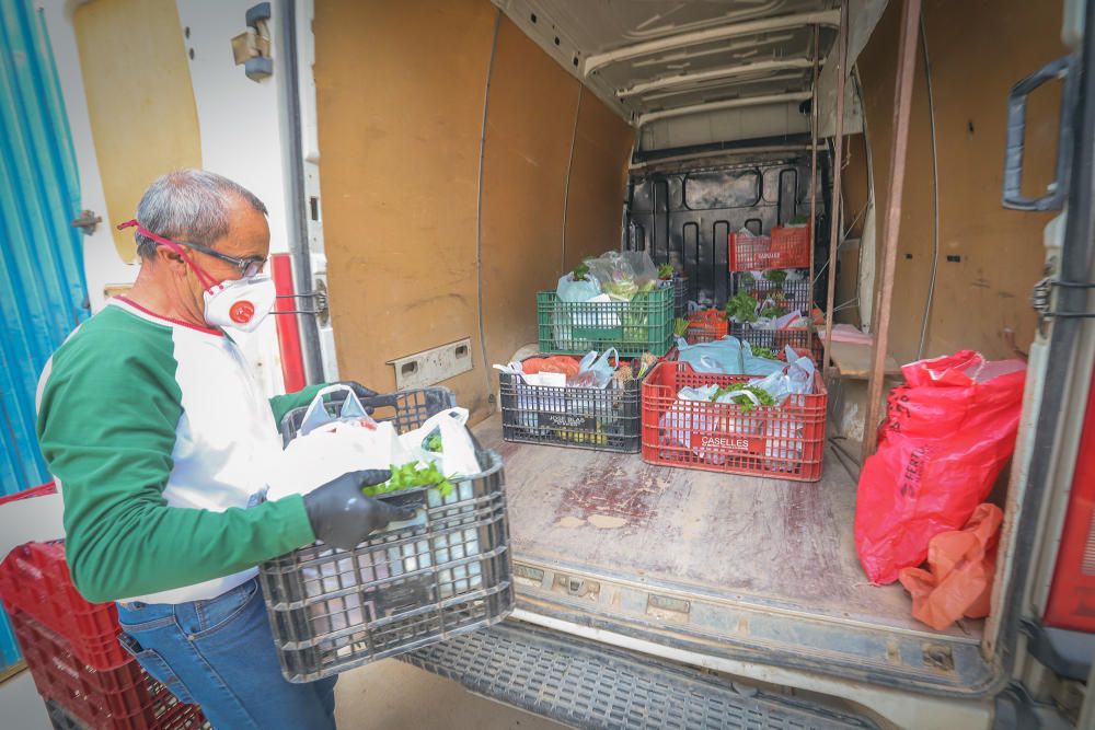 Agricultores y mercaderes venden a domicilio el género que cultivan y que compran tras la suspensión de la venta ambulante, que tiene previsto su reanudación desde el 30 de abril