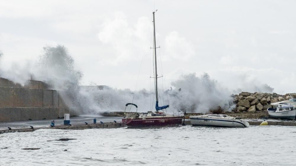Una ola golpea a turistas que hacían fotos del temporal en Calp