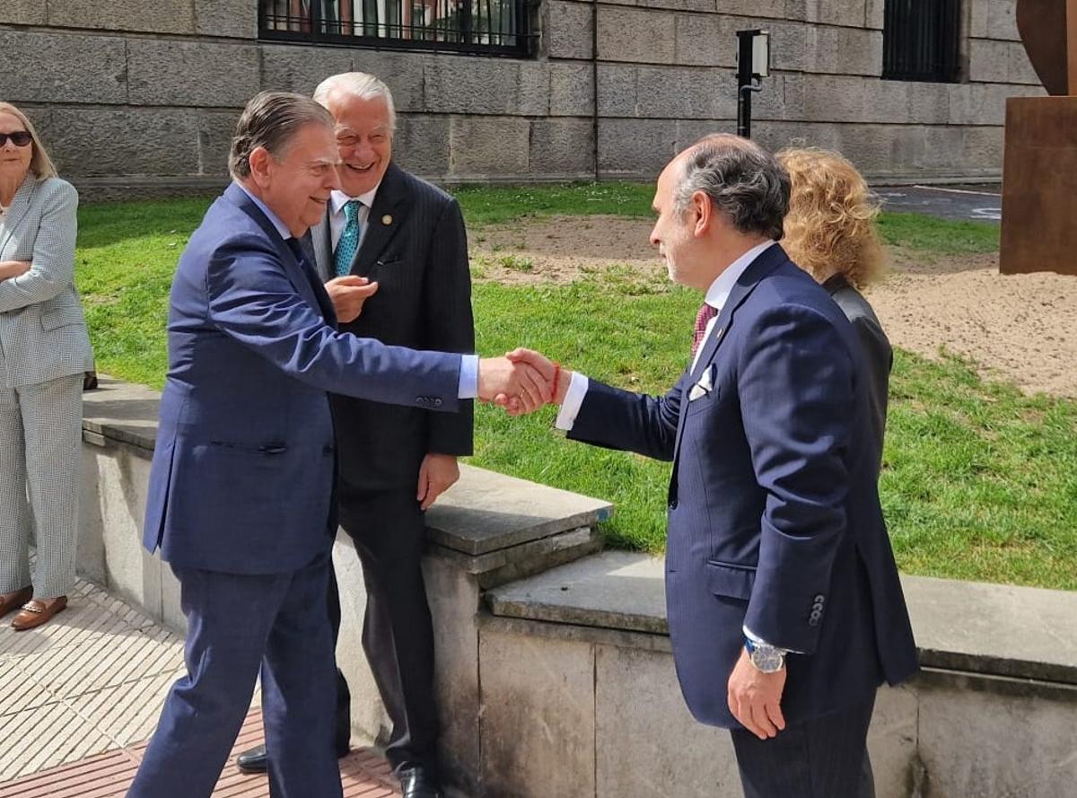 Alfredo Canteli e Ignacio Villaverde, dándose la mano este martes en la antigua Escuela de Minas.