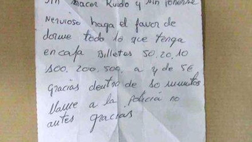 Detalle de una de las notas que Abdallah K.L., vecino de Barcelona, de 43 años, que se había quedado en paro tras sufrir un accidente laboral, que entregaba al personal del banco exigiendo dinero mientras enseñaba un arma de fuego que llevaba escondida en el interior de un diario doblado, en los siete atracos que ha cometido y por los que ahora ha sido detenido por los Mossos d&#039;Esquadra.