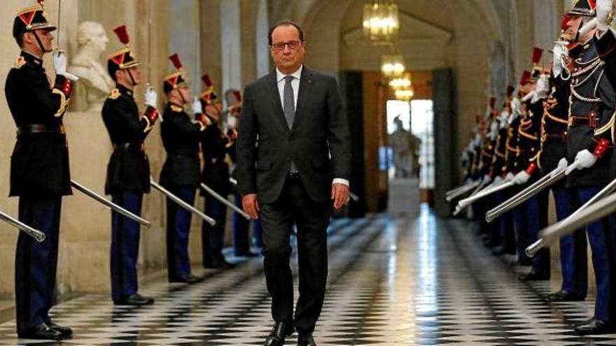 François Hollande es dirigeix a la reunió extraordinària d&#039;ahir a Versalles
