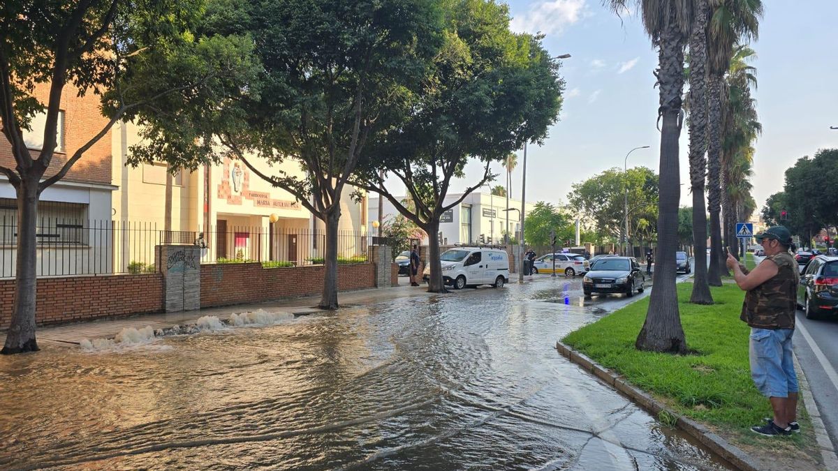 Los vecinos, atónitos, hacen fotos a la inundación.