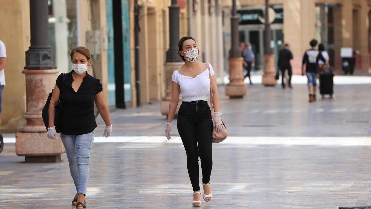 Gente con mascarilla por las calles de Cartagena.