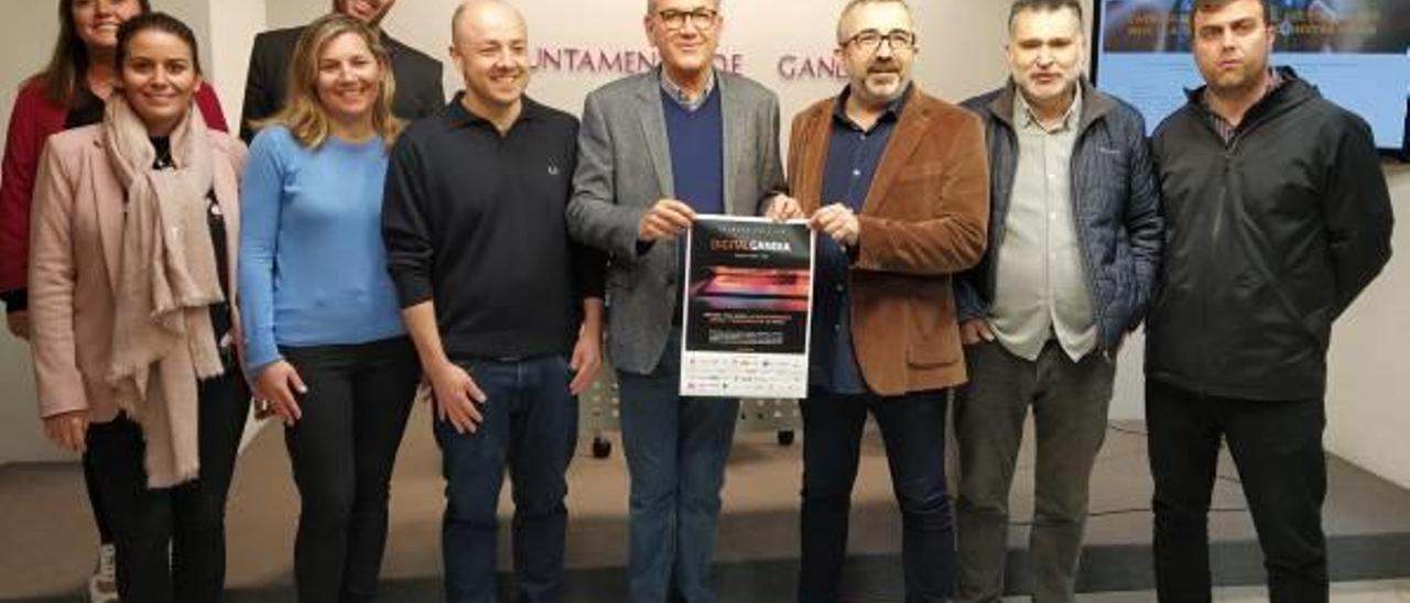 Ferran Martínez y Salvador Femenia junto a representantes de algunas de las empresas incluidas en el catálogo Gandia Digital.