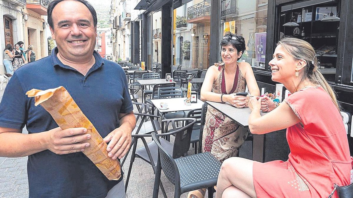 Juanfran Pérez Llorca saluda a dos vecinas de Finestrat tras comprar una barra de pan en un establecimiento