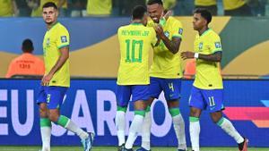 Magalhaes celebra su gol con Neymar, junto a Rodrygo.