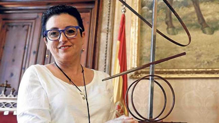 La artista Maria Genovard con el trofeo, obra suya, del ´Gran Premi Nacional 2016´.