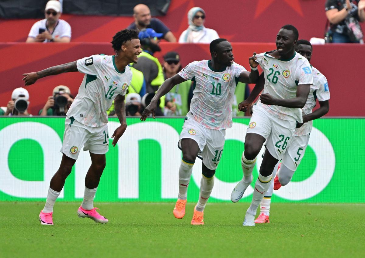 Pape Gueye celebrando un gol ante Iraq en la última jornada de la fase de grupos
