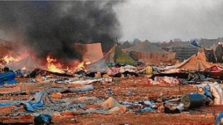 EL CAMPAMENT DE GDEIM IZIK, ARRASAT El Polisario va denunciar que durant la nit de dilluns colons marroquins van cremar vehicles i habitatges de sahrauís amb el beneplàcit de les autoritats. Almenys 19 sahrauís haurien mort i 723 estarien ferits, mentre que les baixes  policials van arribar a vuit. A aquestes xifres cal sumar un important nombre de desapareguts.