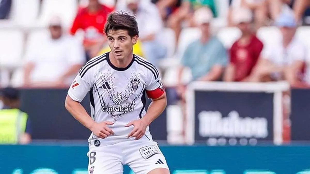 El Deportivo contrata a Riki hasta 2029 y cierra el mercado sin un nuevo delantero