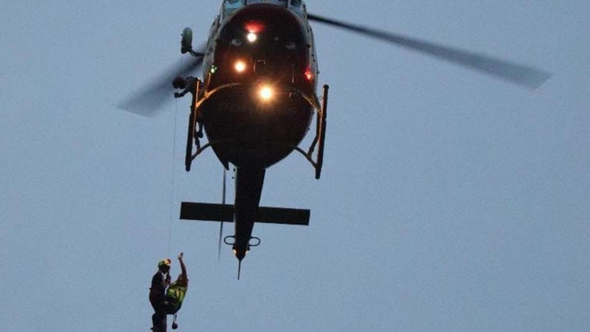 El helicóptero de rescate de los bomberos, en plena acción en el Puig de Xàtiva.