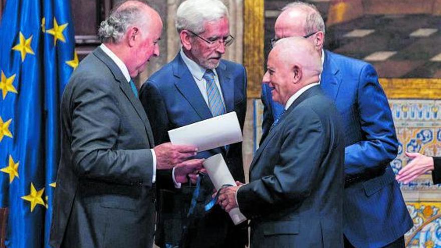 Los impulsores de l’Estatut hablan tras recibir el XXXI Premio Convivencia en el Palau de la Generalitat