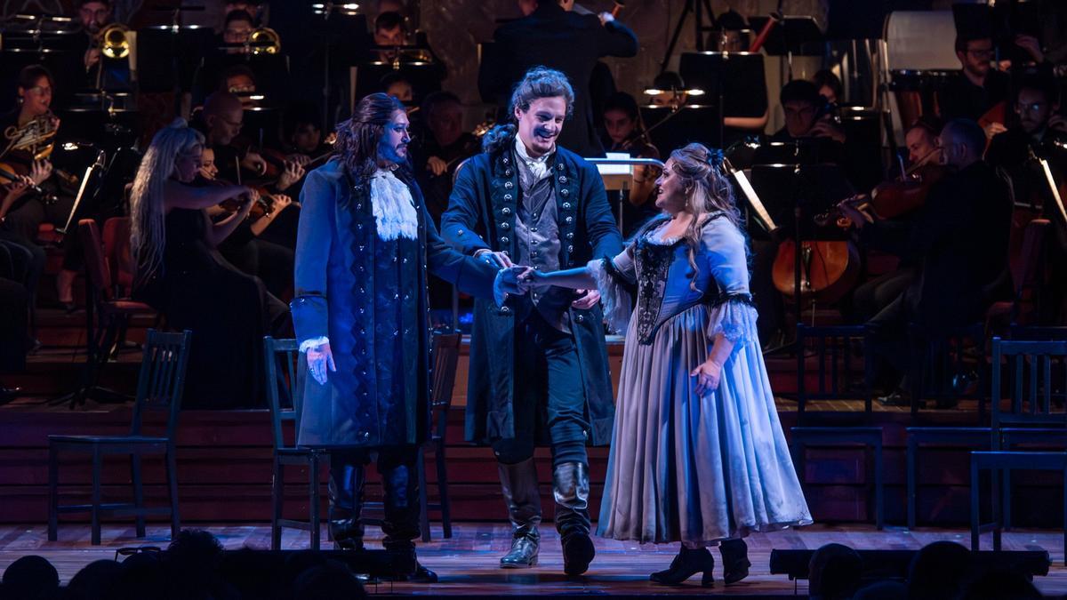 José Antonio López (Holandés), Sava Vemić (Daland) y Maribel Ortega (Senta) junto al coro Amics de l’Òpera de Sabadell