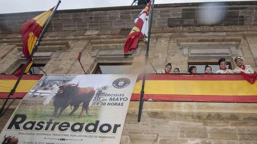 La reina y las damas, y las damas infantiles, en el balcón junto al cartelón del cuatreño &quot;Rastreador&quot;.