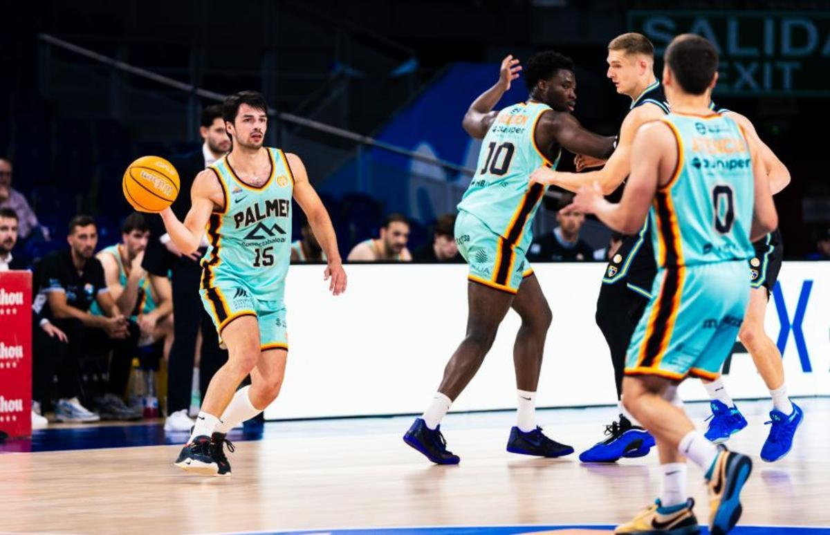 Feliu pasa el balón en el duelo ante el Movistar Estudiantes.