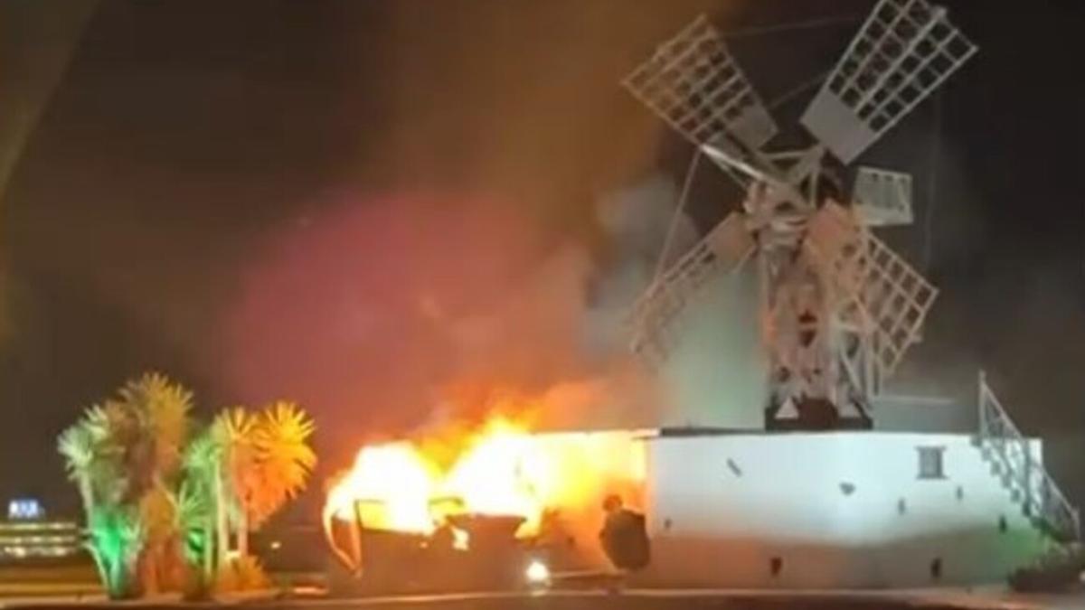 Un coche arde tras chocar contra una rotonda y un molina en Playa Blanca (Yaiza, Lanzarote)