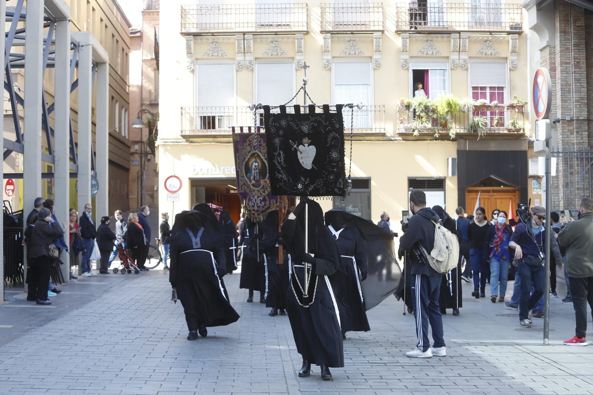 Sábado Santo en Zaragoza: procesión de La Soledad, en imágenes