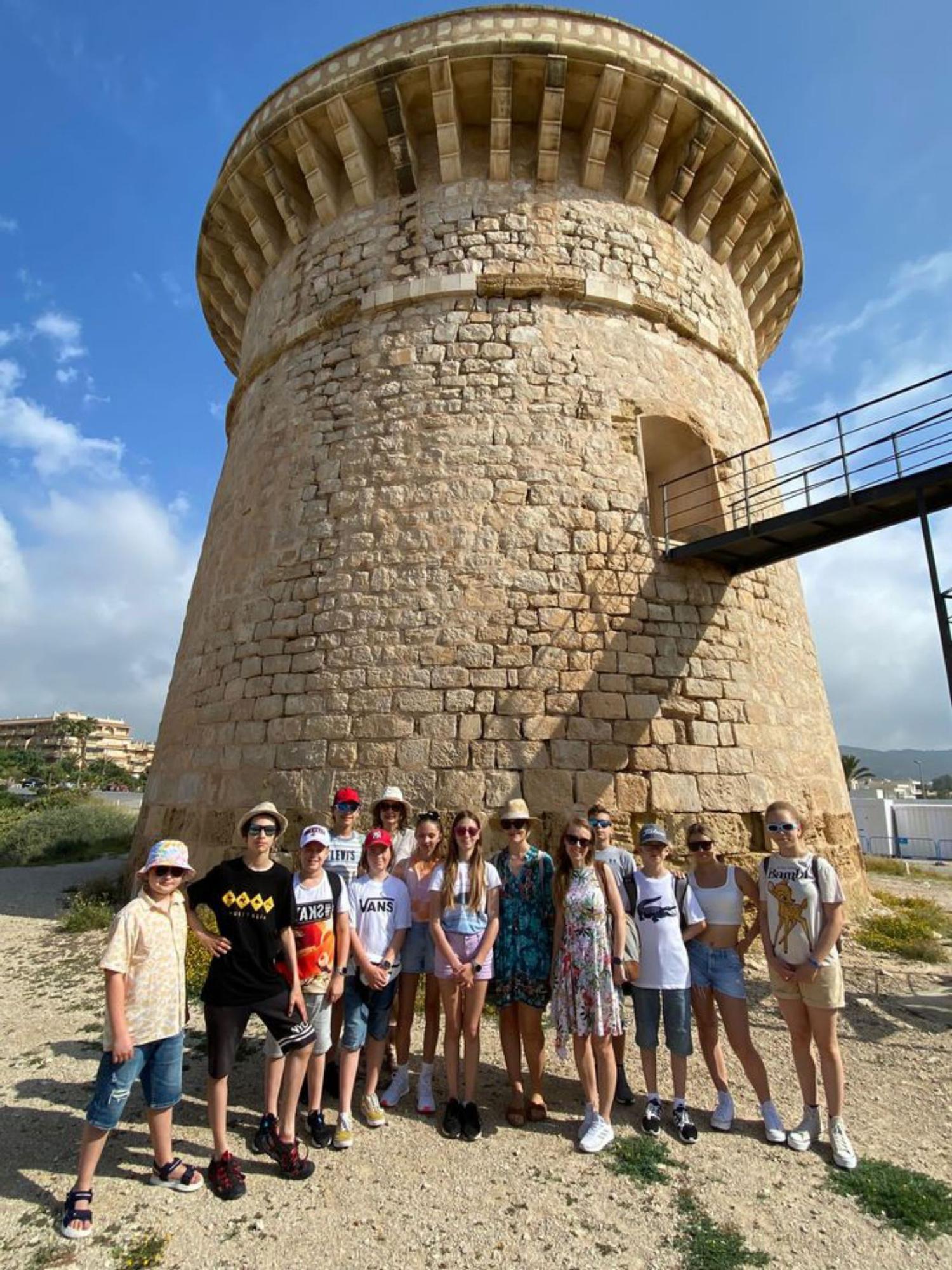 El grupo visitó la Torre de la Illeta y el yacimiento arqueológico anexo.