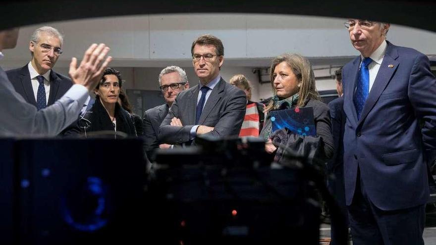 Conde, Feijóo y Pedrosa, durante la visita a las instalaciones de la compañía MobilEye. // FdV