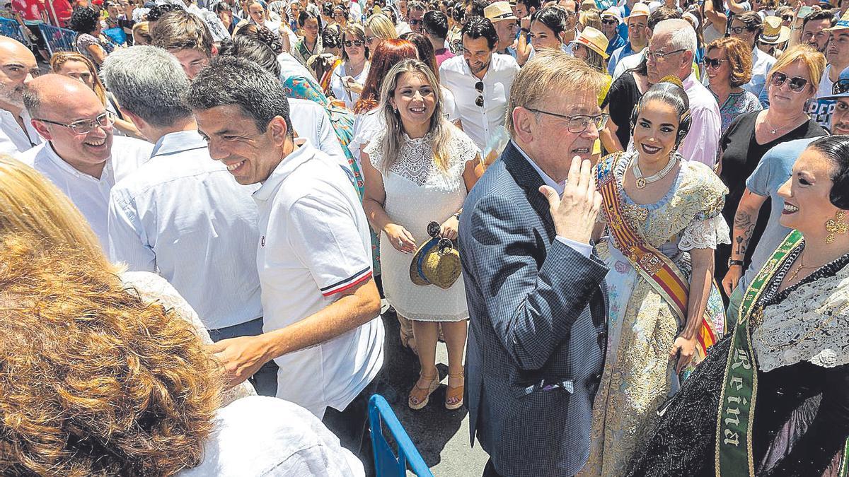 Carlos Mazón y Ximo Puig, líderes autonómicos de PP y PSPV, se dan la espalda durante la celebración de un acto festivo.