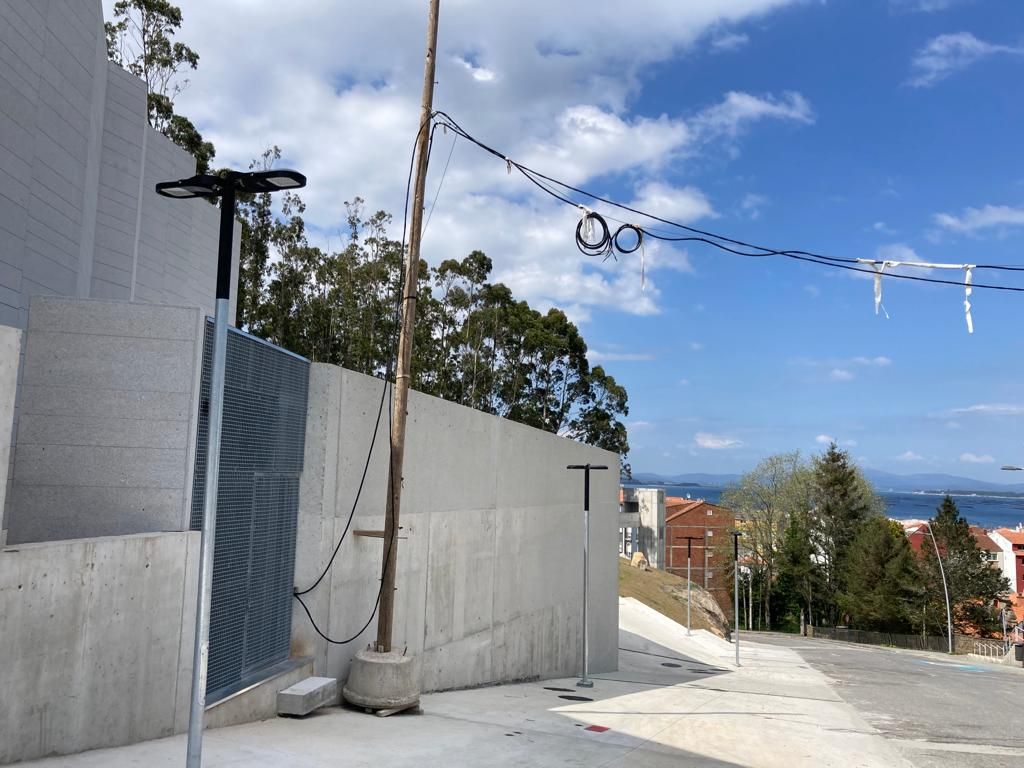 El exterior del inmueble y un poste al que parece seguir enganchada la &quot;luz de obra&quot;.