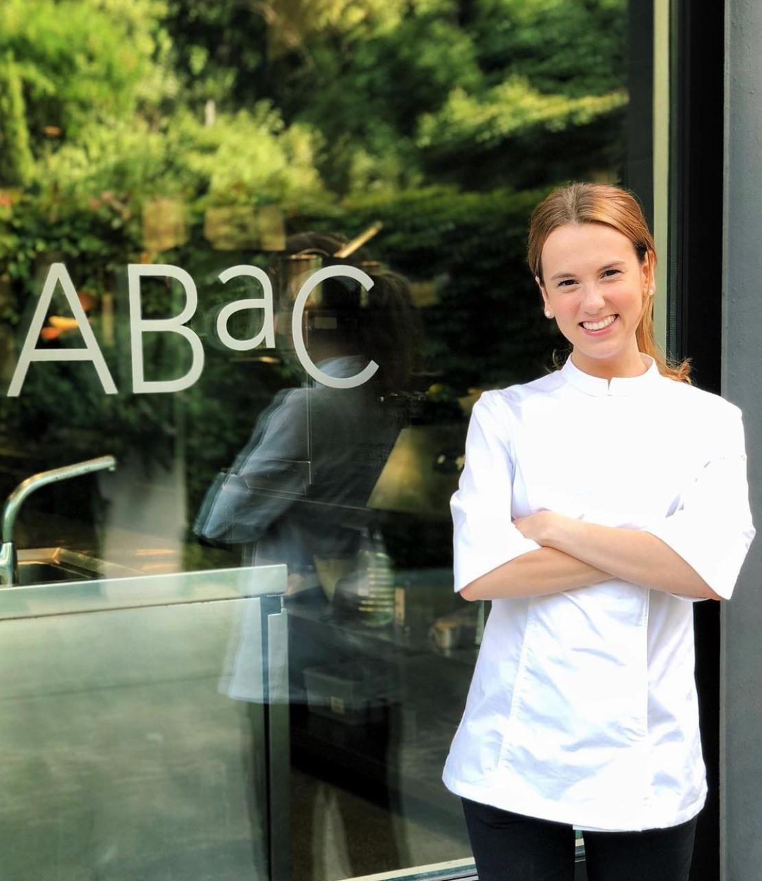 Sofia Janer  ha formado parte del equipo gastronómico del restaurante de 3 estrellas Michelin de Jordi Cruz en Barcelona.