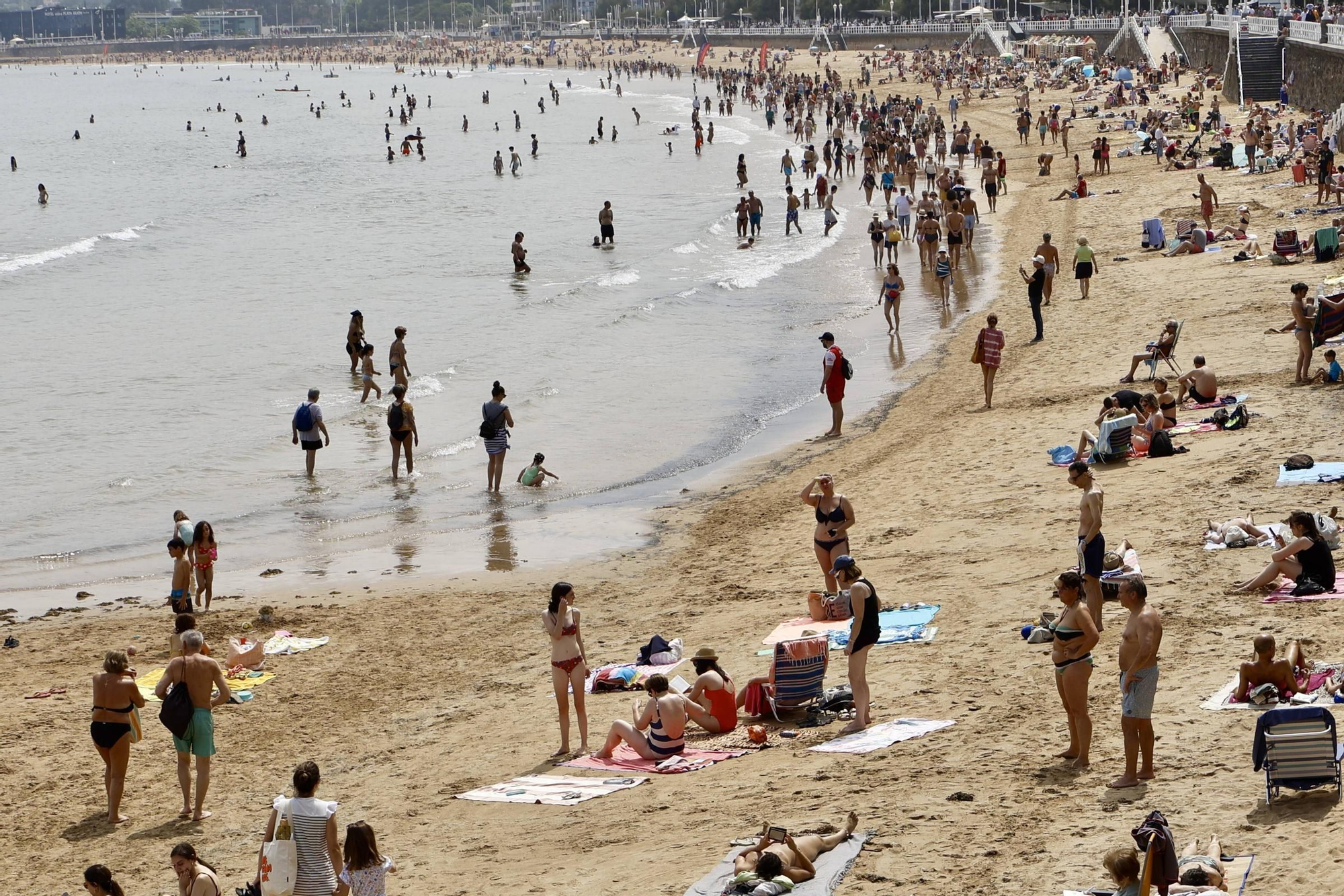 Ni la arena ni las medusas... esto es lo que más preocupa a los bañistas de la playa de San Lorenzo en Gijón (en imágenes)