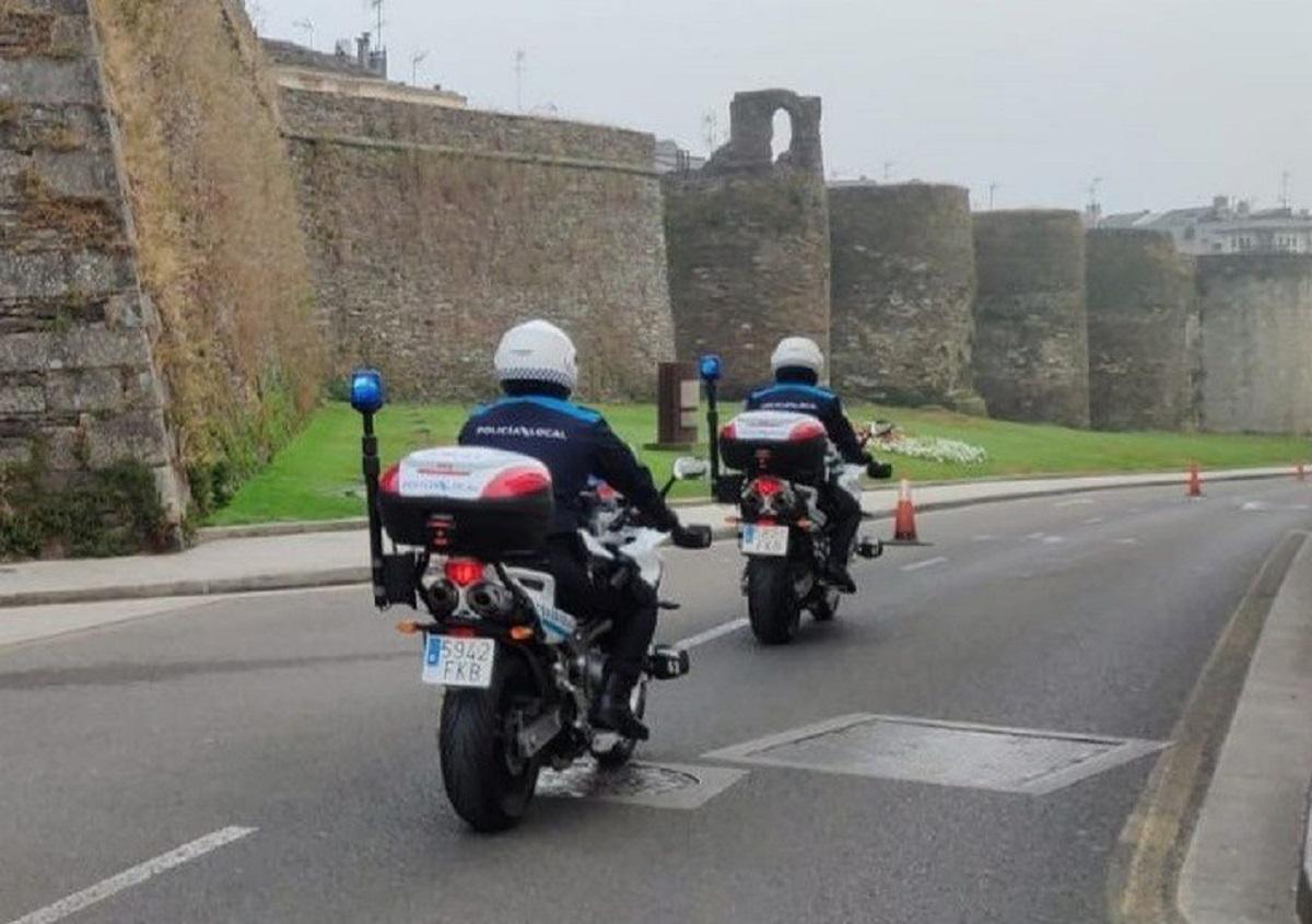 Agentes de la Policía Local de Lugo circulan por la ronda de la muralla