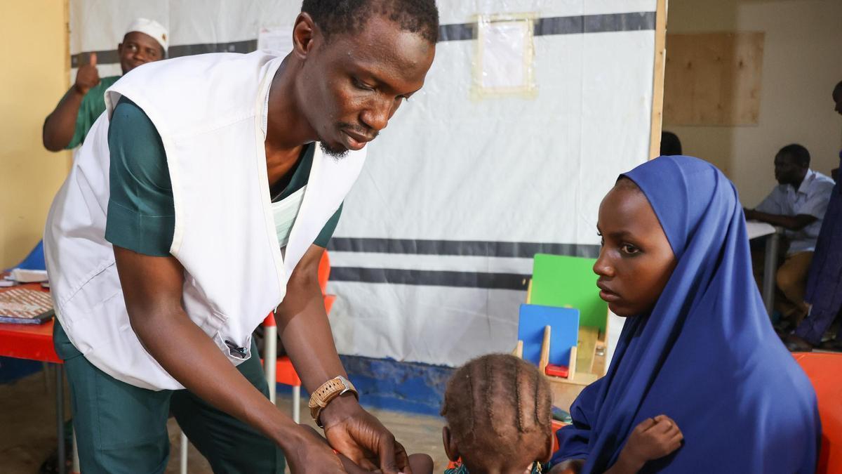 Un sanitario de Médicos sin Fronteras atiende a una madre y a su bebé en RDC